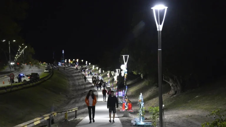 Adornos navideños con residuos plásticos: ¿una solución o un problema maquillado?